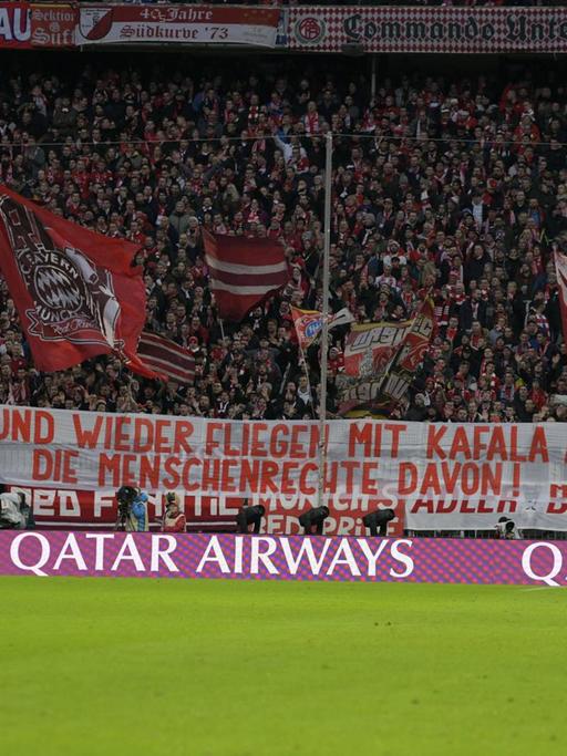 Und wieder fliegen mit KAFALA Airways die Menschenrechte davon! Ein Spruchband der Bayernfans gegen Qatar