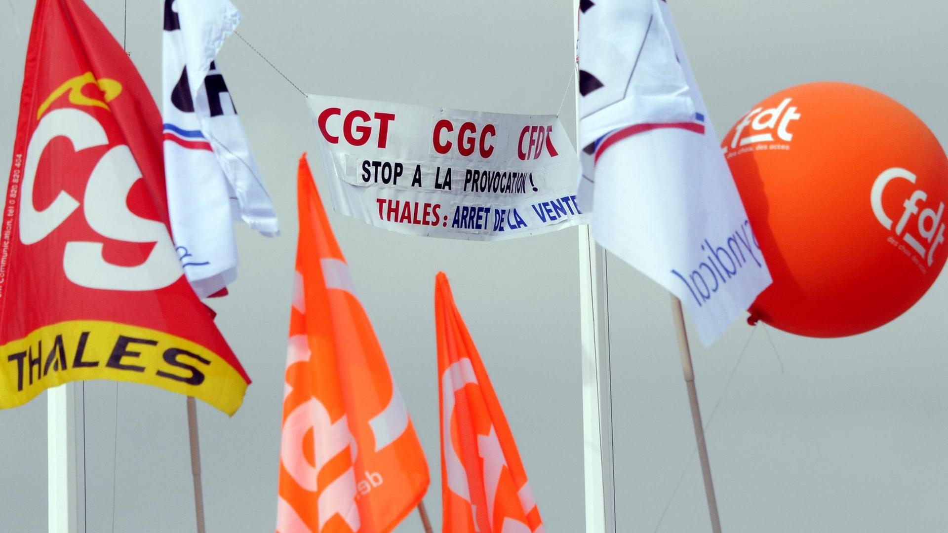 Flaggen mit Loggos der französischen Gewerkschaften CGT, CGC und CFDT. Flaggen mit Loggos der französischen Gewerkschaften CGT, CGC und CFDT.