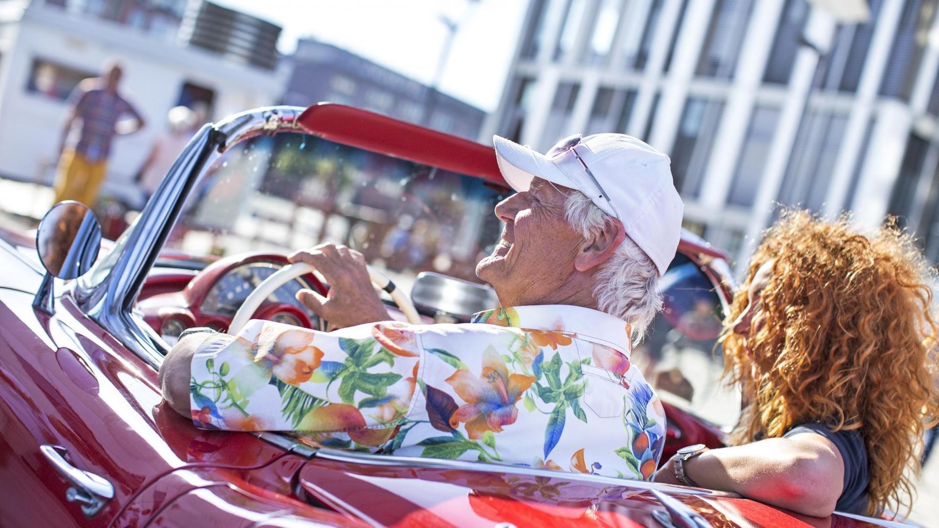 Rentner mit junger Frau in Oldtimer am Rheinauhafen Rentner mit junger Frau in Oldtimer am Rheinauhafen