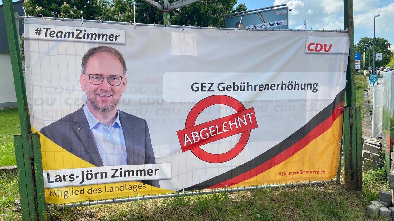 Wahlplakat des CDU-Direktkandidaten Lars-Jörn Zimmer, auf dem steht: "GEZ Gebührenerhöhung - abgelehnt" Wahlplakat des CDU-Direktkandidaten Lars-Jörn Zimmer, auf dem steht: "GEZ Gebührenerhöhung - abgelehnt"
