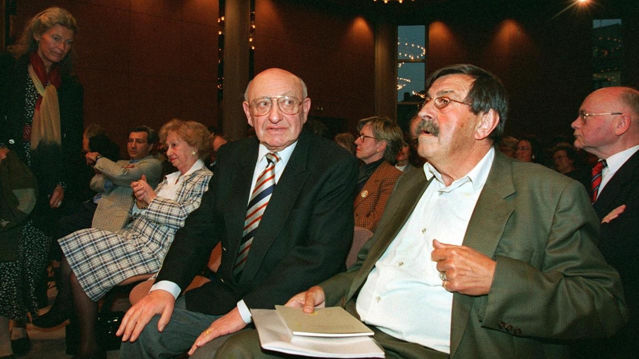 Der Schriftsteller Günter Grass (r) und der Literaturkritiker Marcel Reich-Ranicki vor Beginn des Literaturforums im jüdischen Gemeindezentrum, wo Grass aus seinem neuen Roman "Ein weites Feld" las. Der Schriftsteller Günter Grass (r) und der Literaturkritiker Marcel Reich-Ranicki vor Beginn des Literaturforums im jüdischen Gemeindezentrum, wo Grass aus seinem neuen Roman "Ein weites Feld" las.