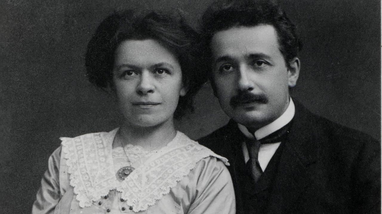 Albert und Mileva Maric-Einstein posieren für ein gemeinsames Porträt.