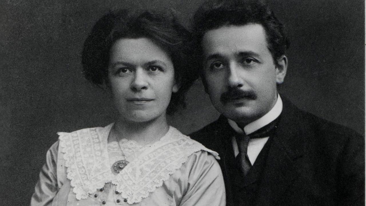 Albert und Mileva Maric-Einstein posieren für ein gemeinsames Porträt. Albert und Mileva Maric-Einstein posieren für ein gemeinsames Porträt.