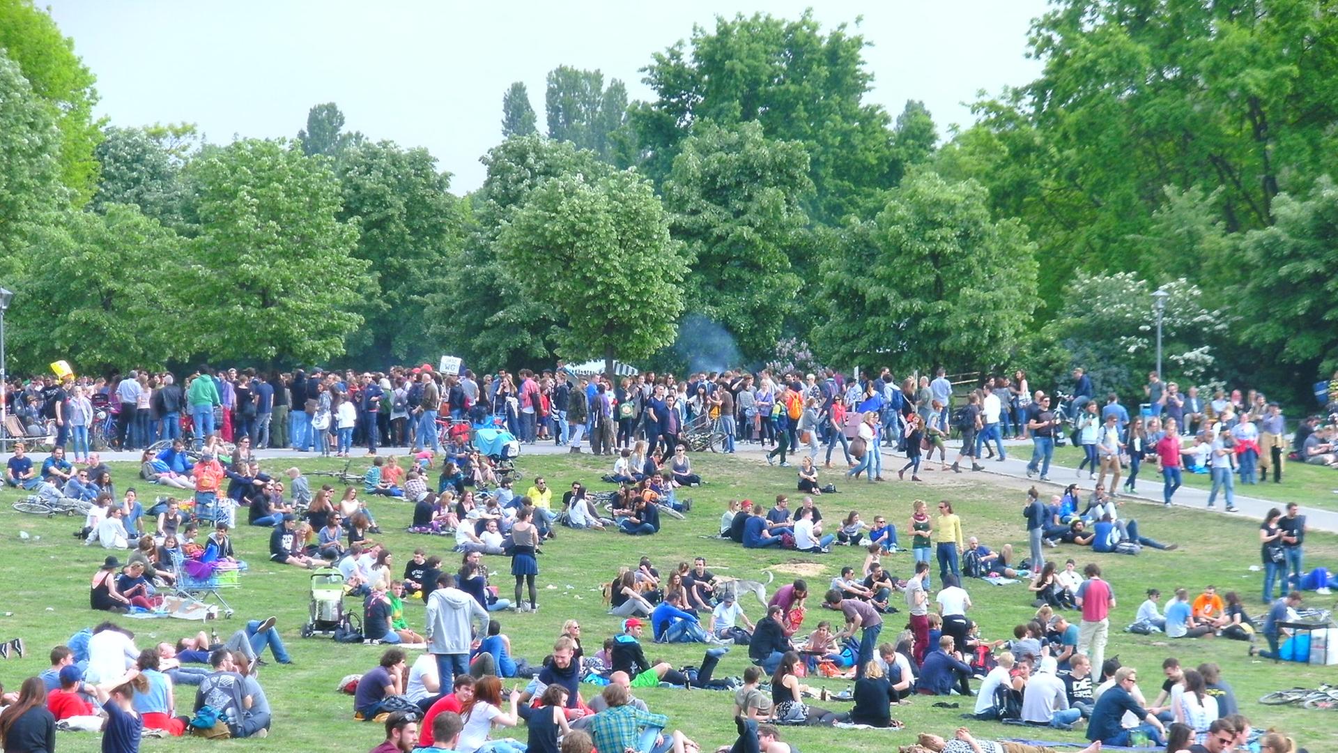 Menschen sitzen auf der Grünfläche vom Görlitzer Park. Menschen sitzen auf der Grünfläche vom Görlitzer Park.