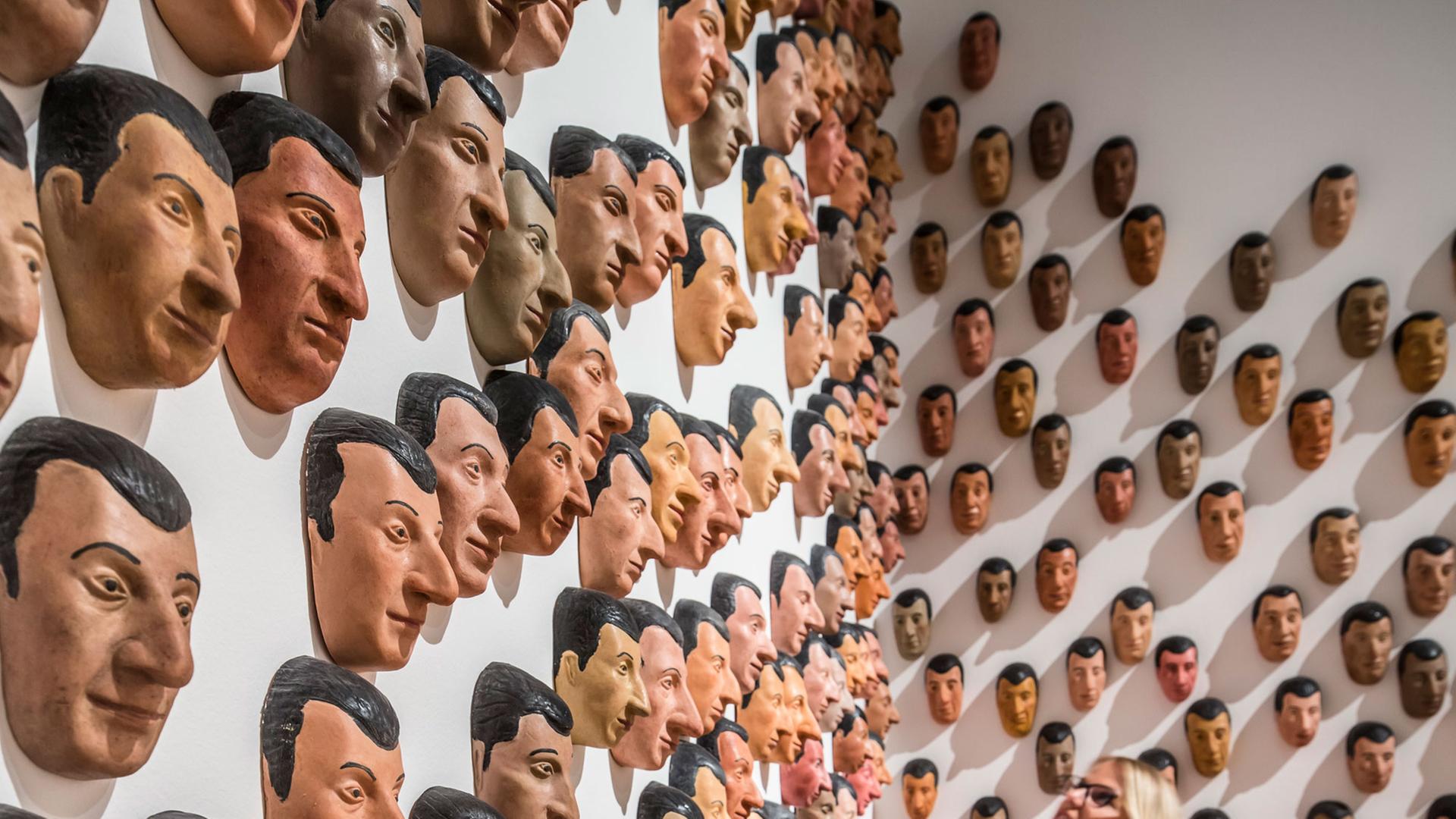 Besucherin der Ausstellung "Unendlicher Spaß" in der Frankfurter Schirn betrachtet Maurizio Cattelans "Spermini". Die Arbeit besteht aus 250 bemalten Gummimasken. Besucherin der Ausstellung "Unendlicher Spaß" in der Frankfurter Schirn betrachtet Maurizio Cattelans "Spermini". Die Arbeit besteht aus 250 bemalten Gummimasken.