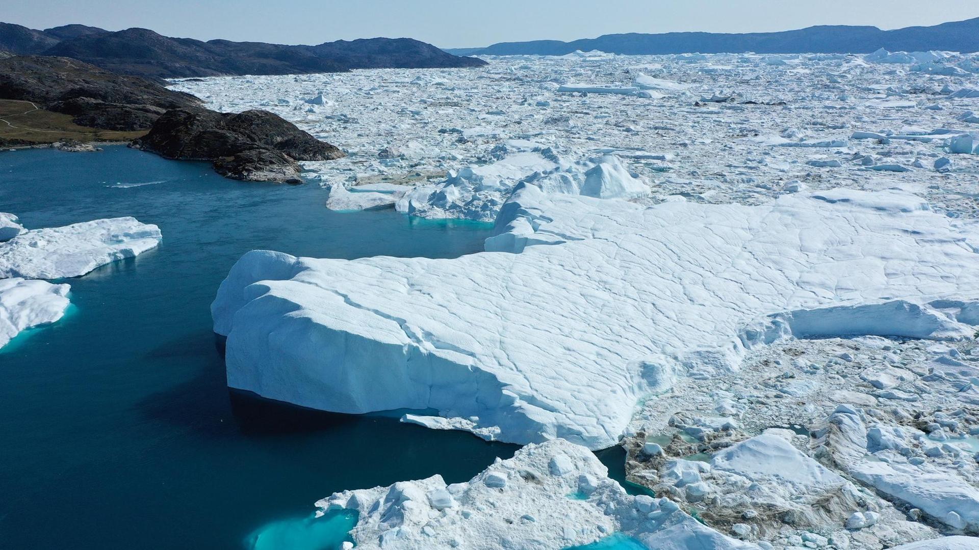 Eis-Schollen treiben vor der Küsten von Grönland.