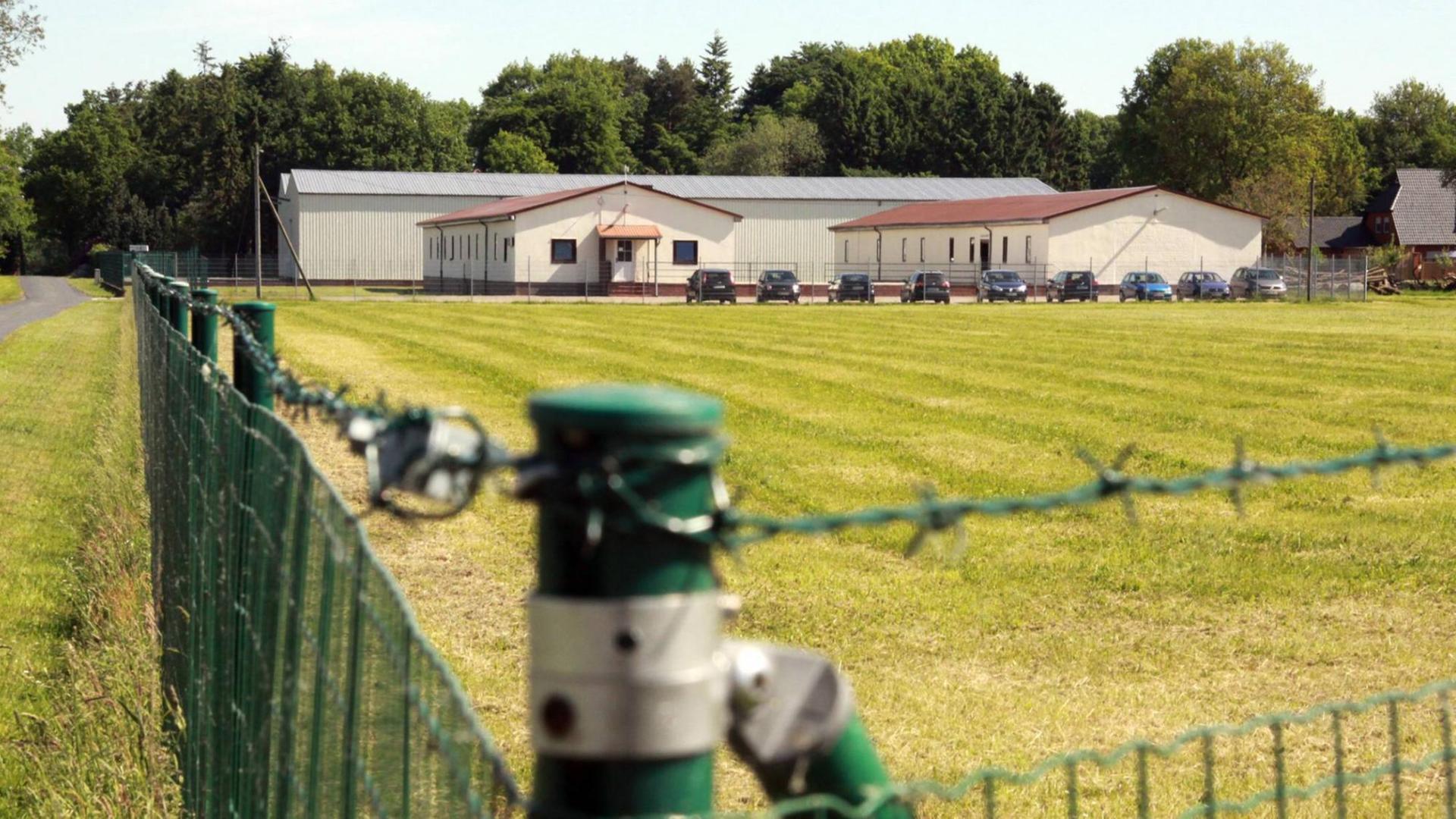 Die ehemaligen Absonderungsbaracken des NS-Kriegsgefangenen- und KZ-Auffanglagers am 06.06.2013 im niedersächsischen Sandbostel, in denen heute Dämmstoffe produziert werden.