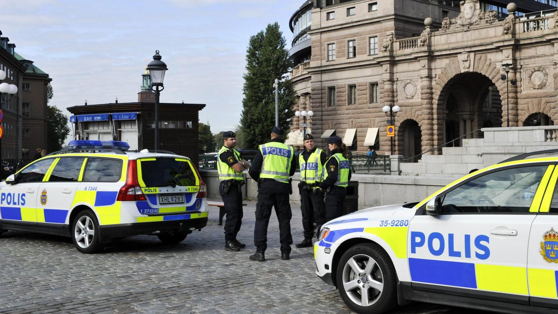 Schwedische Polizeikräfte vor dem Parlamentsgebäude.