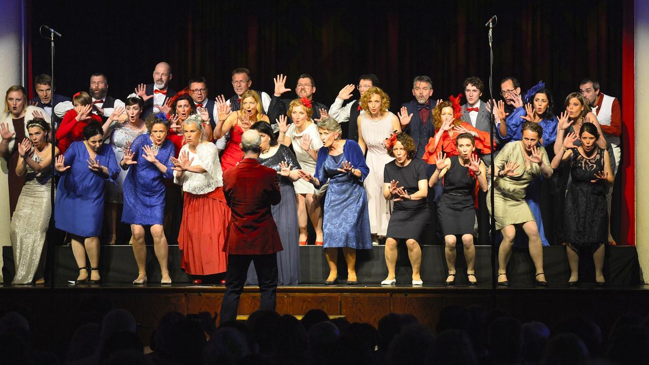 Gruppenbild während eines Auftritts auf der Bühne Gruppenbild während eines Auftritts auf der Bühne