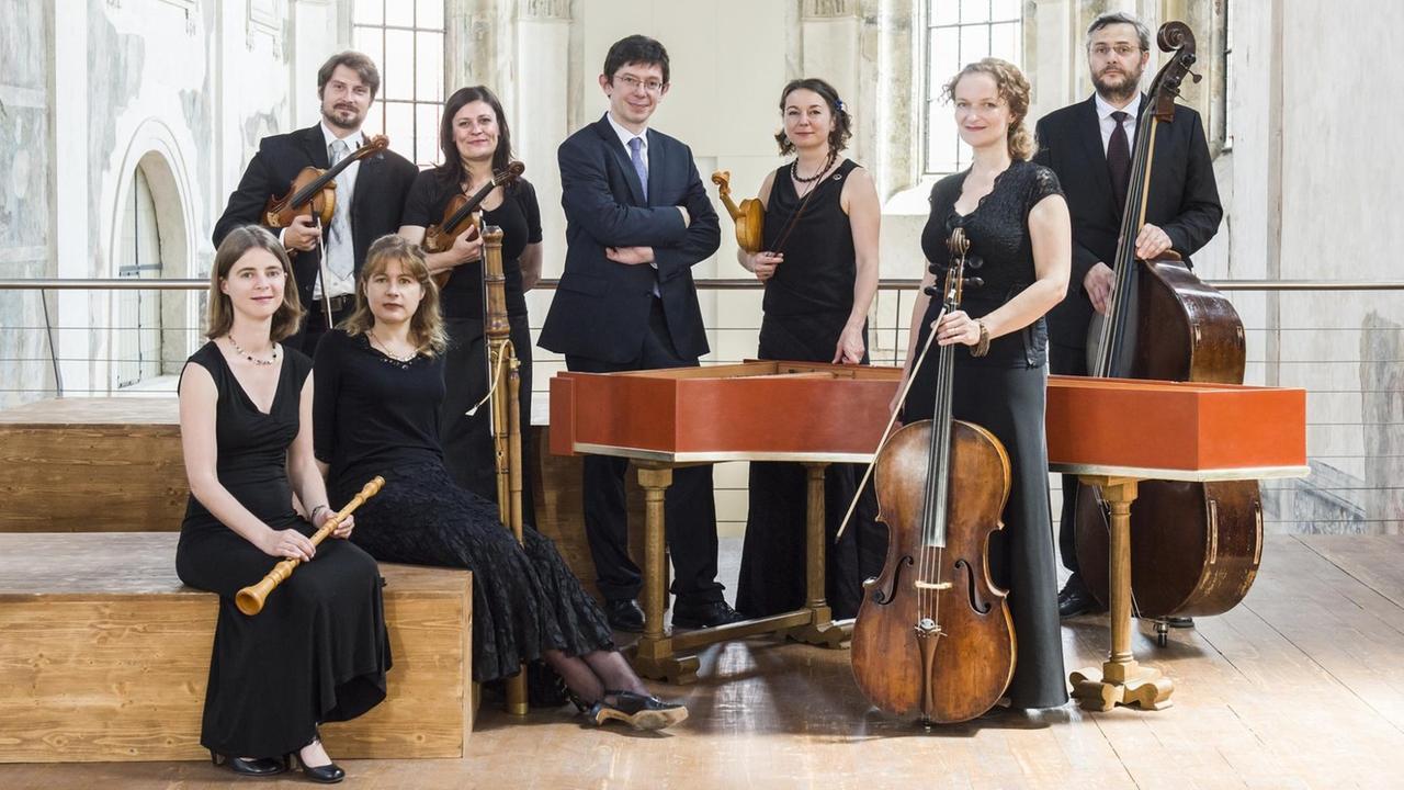 Das Ensemble Collegium 1704 steht in einem hellen Kirchenraum Das Ensemble Collegium 1704 steht in einem hellen Kirchenraum