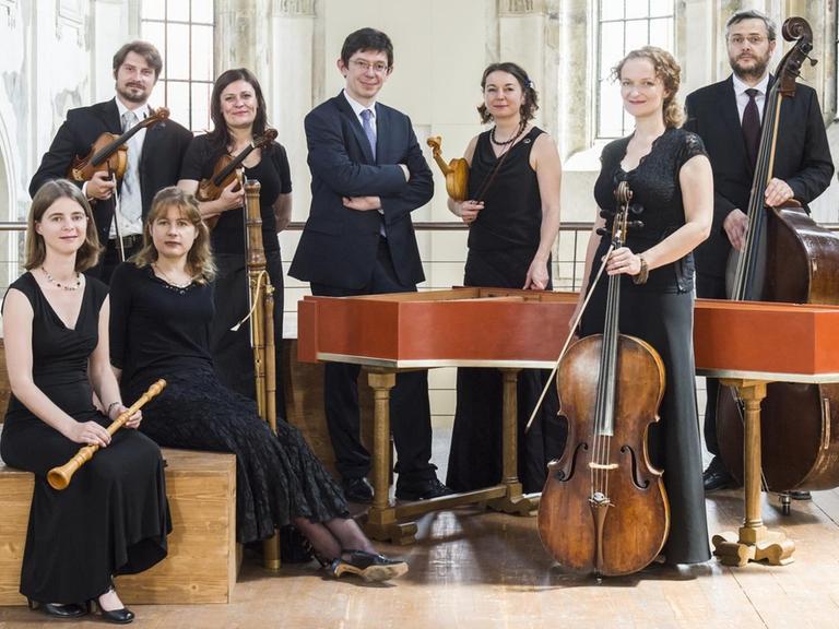 Das Ensemble Collegium 1704 steht in einem hellen Kirchenraum