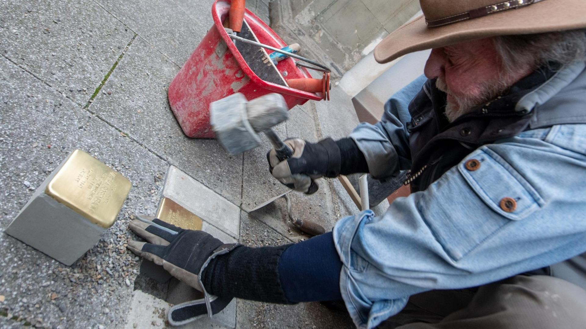 Der Künstler Gunter Demnig verlegt "Stolpersteine" für Benno und Martha Rosenbaum. Der Künstler Gunter Demnig verlegt "Stolpersteine" für Benno und Martha Rosenbaum.