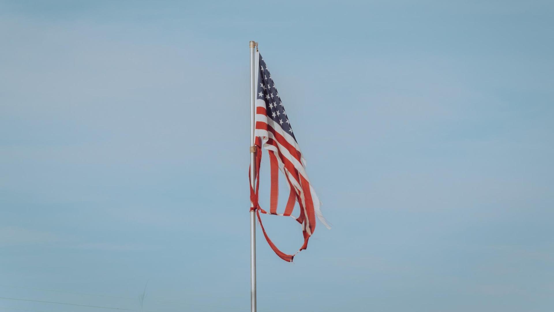 Bild einer US-amerikanischen Nationalflagge in Fetzen. Bild einer US-amerikanischen Nationalflagge in Fetzen.