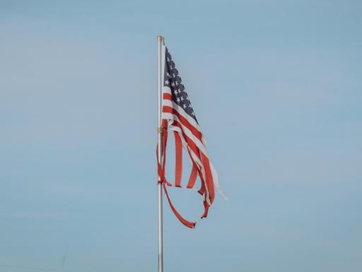 Bild einer US-amerikanischen Nationalflagge in Fetzen.