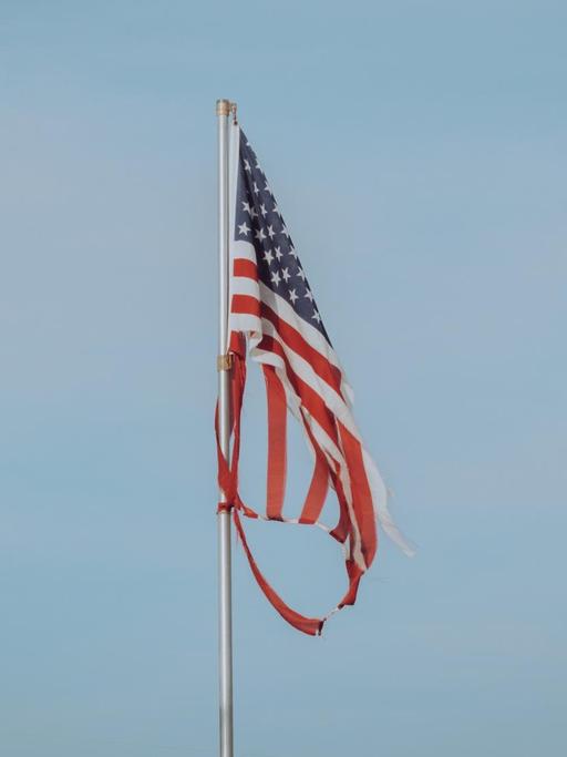 Bild einer US-amerikanischen Nationalflagge in Fetzen.
