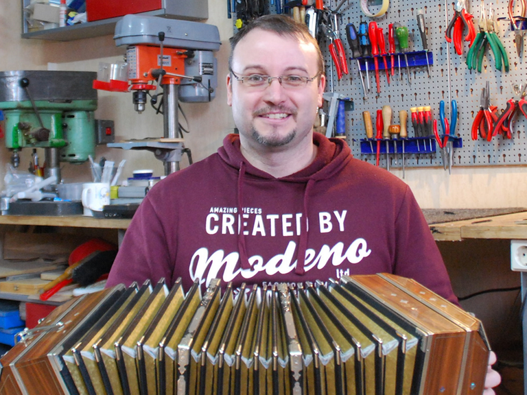 Mann mit einem Meisterbandonion (Instrument)