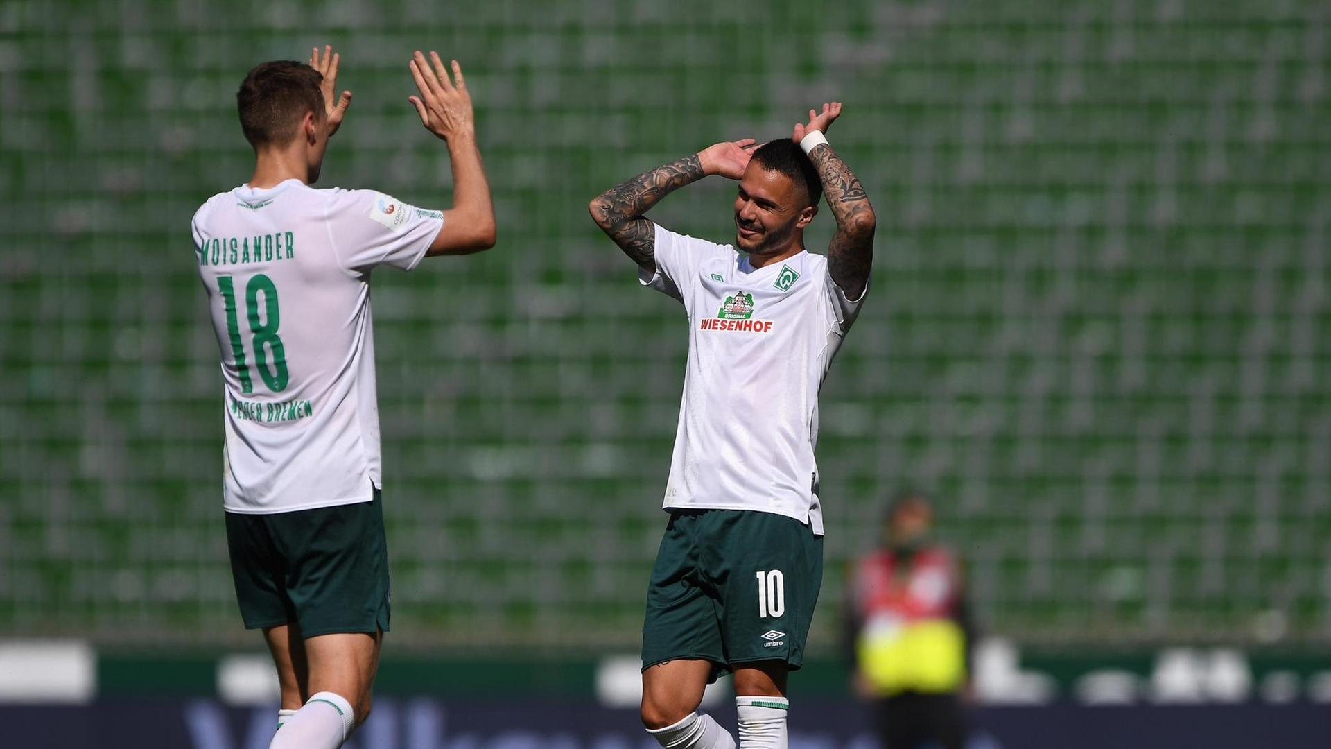 Spieler von Werder Bremen jubeln über das Erreichen der Relegation. Spieler von Werder Bremen jubeln über das Erreichen der Relegation.
