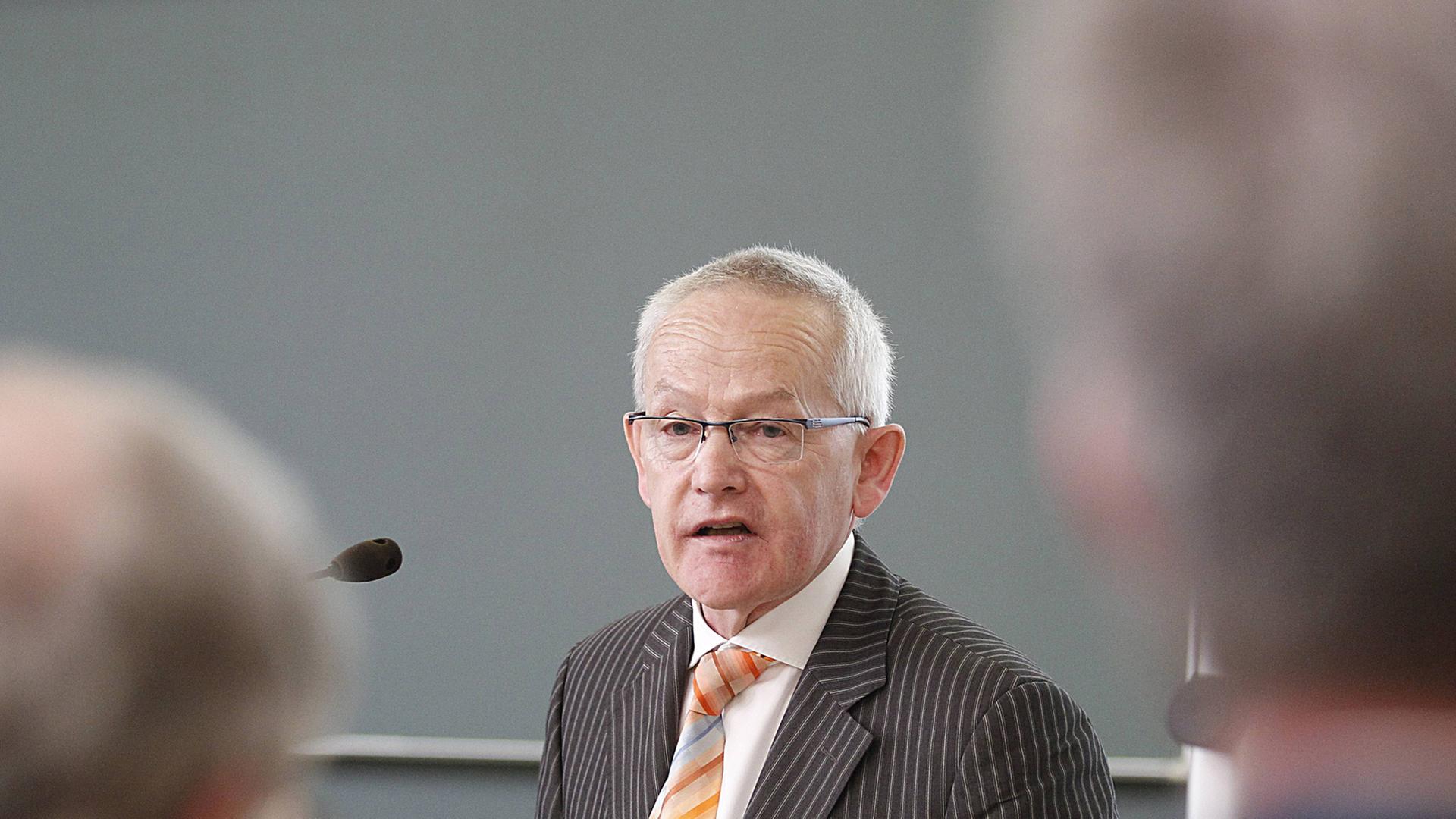 Der Politikwissenschaftler Everhard Holtmann von der Universität Halle-Wittenberg. Der Politikwissenschaftler Everhard Holtmann von der Universität Halle-Wittenberg.