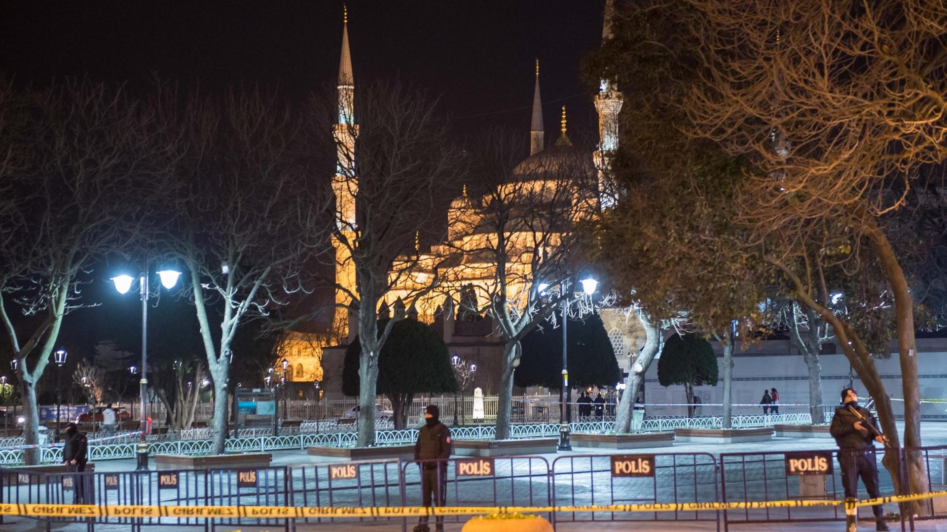 Die am Abend nach dem Selbstmordanschlag abgesperrte Blaue Moschee in Istanbul Die am Abend nach dem Selbstmordanschlag abgesperrte Blaue Moschee in Istanbul