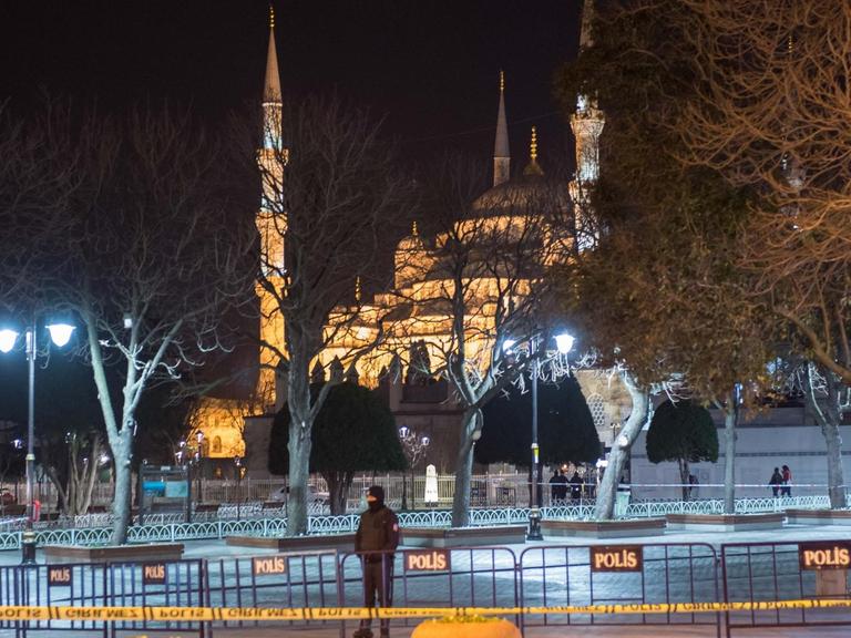 Die am Abend nach dem Selbstmordanschlag abgesperrte Blaue Moschee in Istanbul