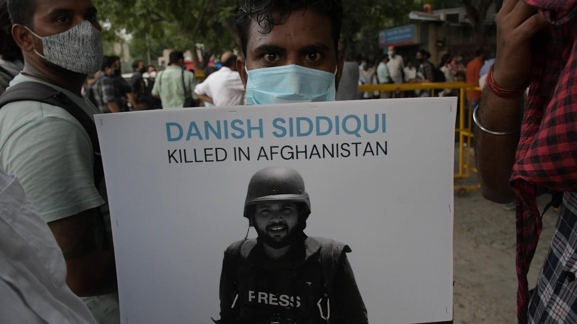 Trauerfeier für den indischen Fotojournalisten Danish Siddiqui, der in Kandahar von den Taliban getötet wurde. Trauerfeier für den indischen Fotojournalisten Danish Siddiqui, der in Kandahar von den Taliban getötet wurde.