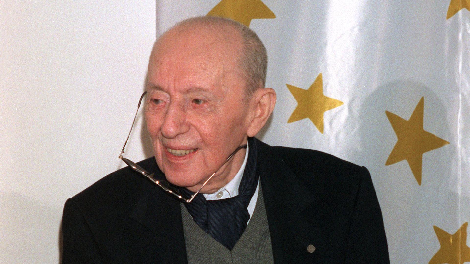 "Hoppla - die Brille rutscht" - Der Schauspieler und Regisseur Curt Bois (u.a. "Casablanca", "Der Himmel über Berlin") am 27. November 1988. Er wurde am 5. April 1901 in Berlin geboren und verstarb am 25. Dezember 1991. "Hoppla - die Brille rutscht" - Der Schauspieler und Regisseur Curt Bois (u.a. "Casablanca", "Der Himmel über Berlin") am 27. November 1988. Er wurde am 5. April 1901 in Berlin geboren und verstarb am 25. Dezember 1991.