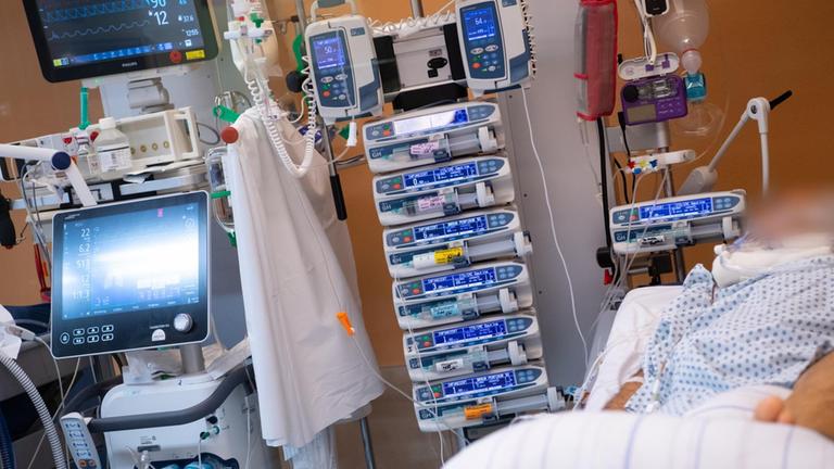 Ein Covid-19 Patient liegt in einem isoliertem Intensivbett-Zimmer in der Asklepios Klinik. Der Patient liegt im künstlichen Koma und wird beatmet