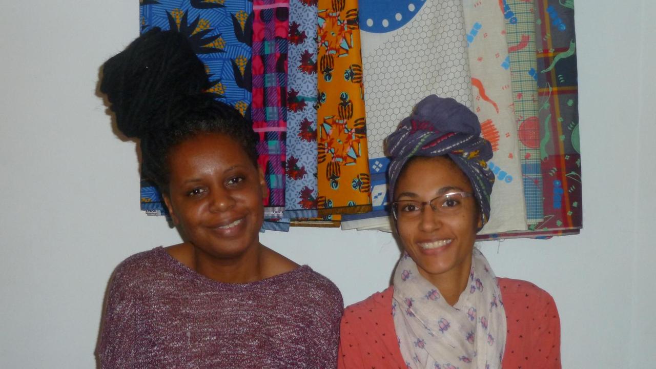 Die Designerinnen Wacy Zacarias (l.) und Djamila Machava de Sousa aus Mosambik vor ihren Capulanas - den bunt bedruckten Stoffen aus Mosambik Die Designerinnen Wacy Zacarias (l.) und Djamila Machava de Sousa aus Mosambik vor ihren Capulanas - den bunt bedruckten Stoffen aus Mosambik