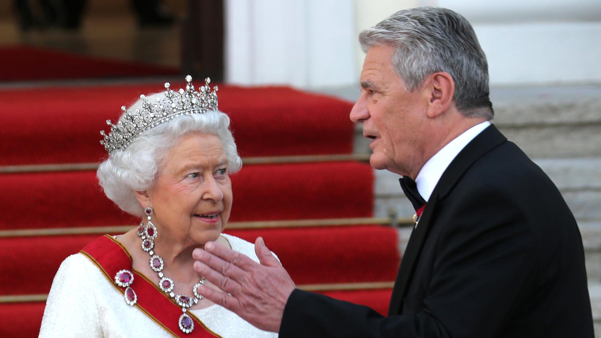 Die britische Königin Elizabeth II. und Bundespräsident Joachim Gauck kommen am 24.06.2015 in Berlin im Schloss Bellevue zu einem Staatsbankett zusammen.