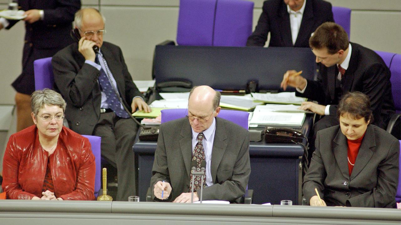 Die SPD-Bundestagsabgeordnete Petra Heß neben dem CDU-Politiker Norbert Lammert im Plenarsaal des Deutschen Bundestages.