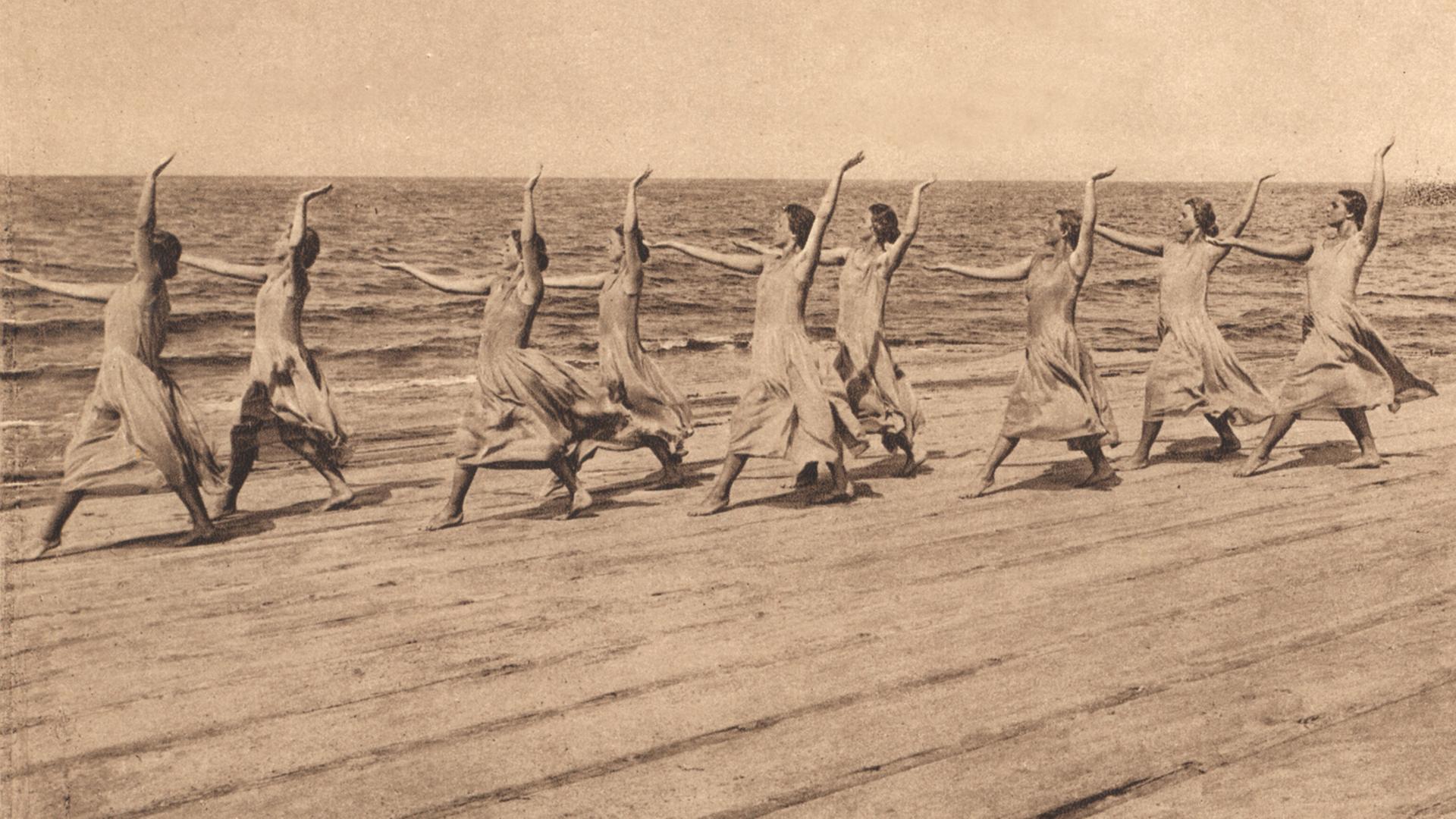 Frauen bei der Gymnastik am Strand von Warnemünde, 1929 Frauen bei der Gymnastik am Strand von Warnemünde, 1929