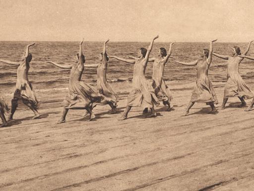 Frauen bei der Gymnastik am Strand von Warnemünde, 1929