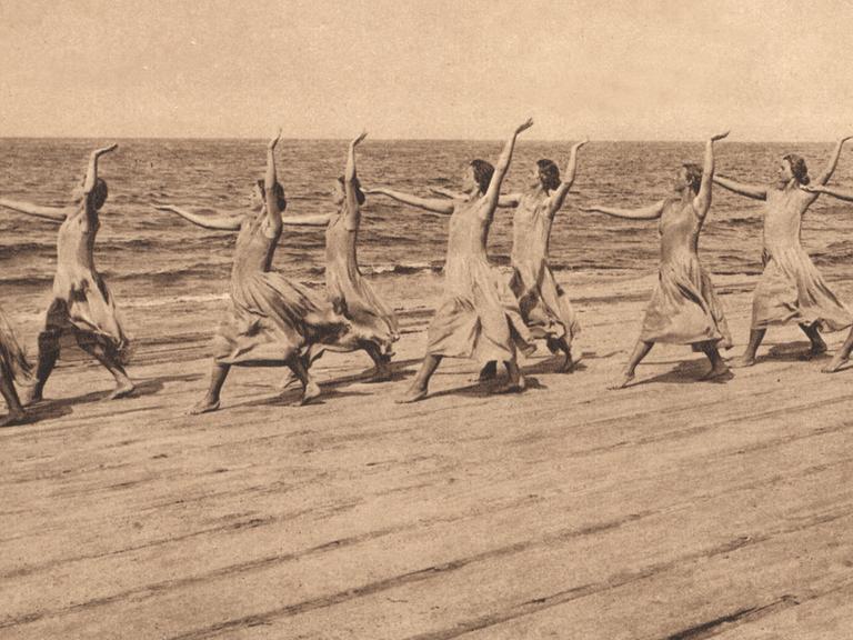 Frauen bei der Gymnastik am Strand von Warnemünde, 1929