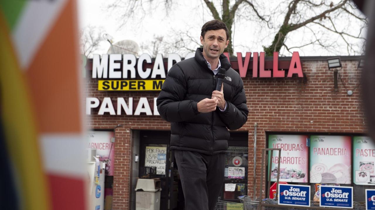 Der demokratische Kandidat für einen Senatssitz in Georgia, Jon Ossoff, auf einer Kundgebung mit Anhängern der lateinamerikanischen Community in Marietta, Georgia, USA Der demokratische Kandidat für einen Senatssitz in Georgia, Jon Ossoff, auf einer Kundgebung mit Anhängern der lateinamerikanischen Community in Marietta, Georgia, USA
