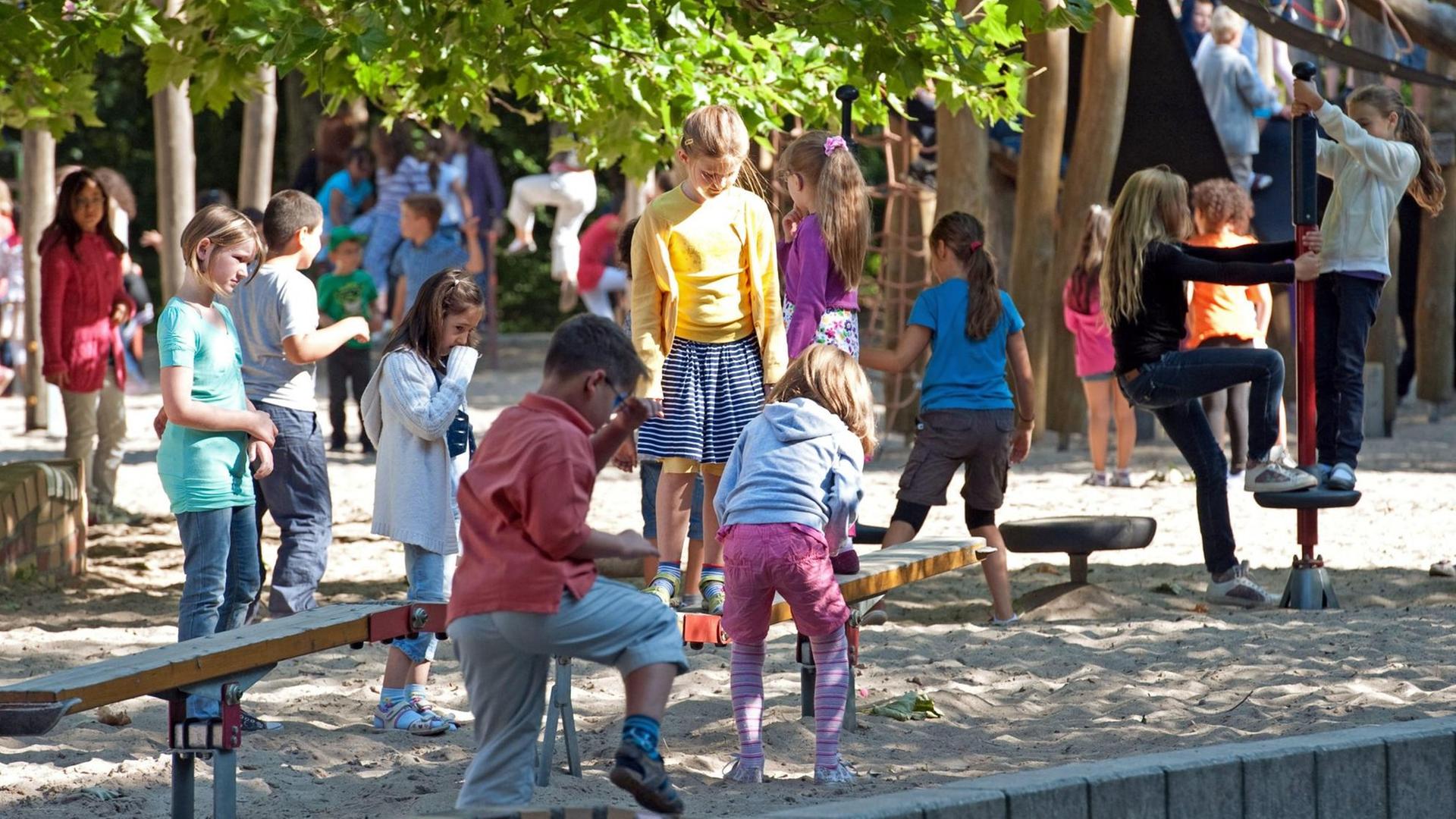 Kinder einer Berliner Grundschule spielen auf dem Schulhof. Kinder einer Berliner Grundschule spielen auf dem Schulhof.