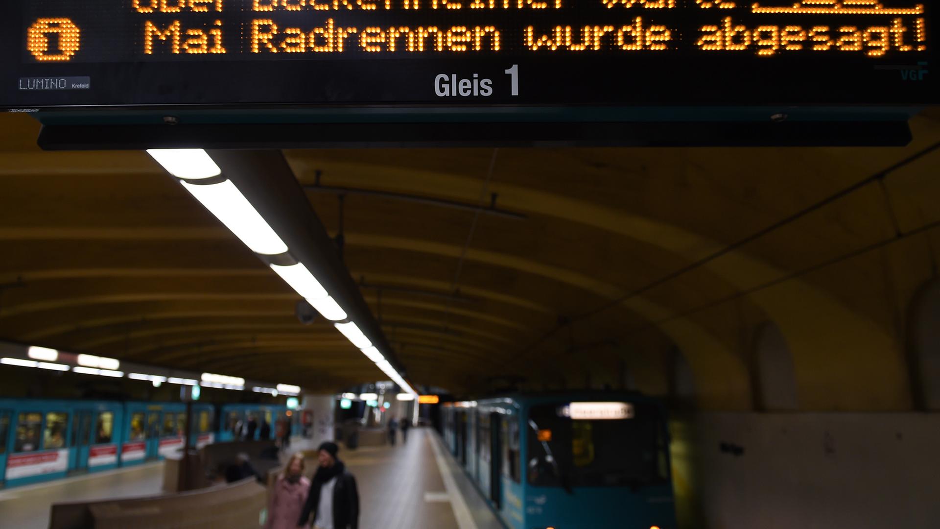 "Mai Radrennen wurde abgesagt!" steht am 30.04.2015 in der U-Bahn-Station "Alte Oper" in Frankfurt am Main (Hessen) auf einer Anzeigetafel. "Mai Radrennen wurde abgesagt!" steht am 30.04.2015 in der U-Bahn-Station "Alte Oper" in Frankfurt am Main (Hessen) auf einer Anzeigetafel.
