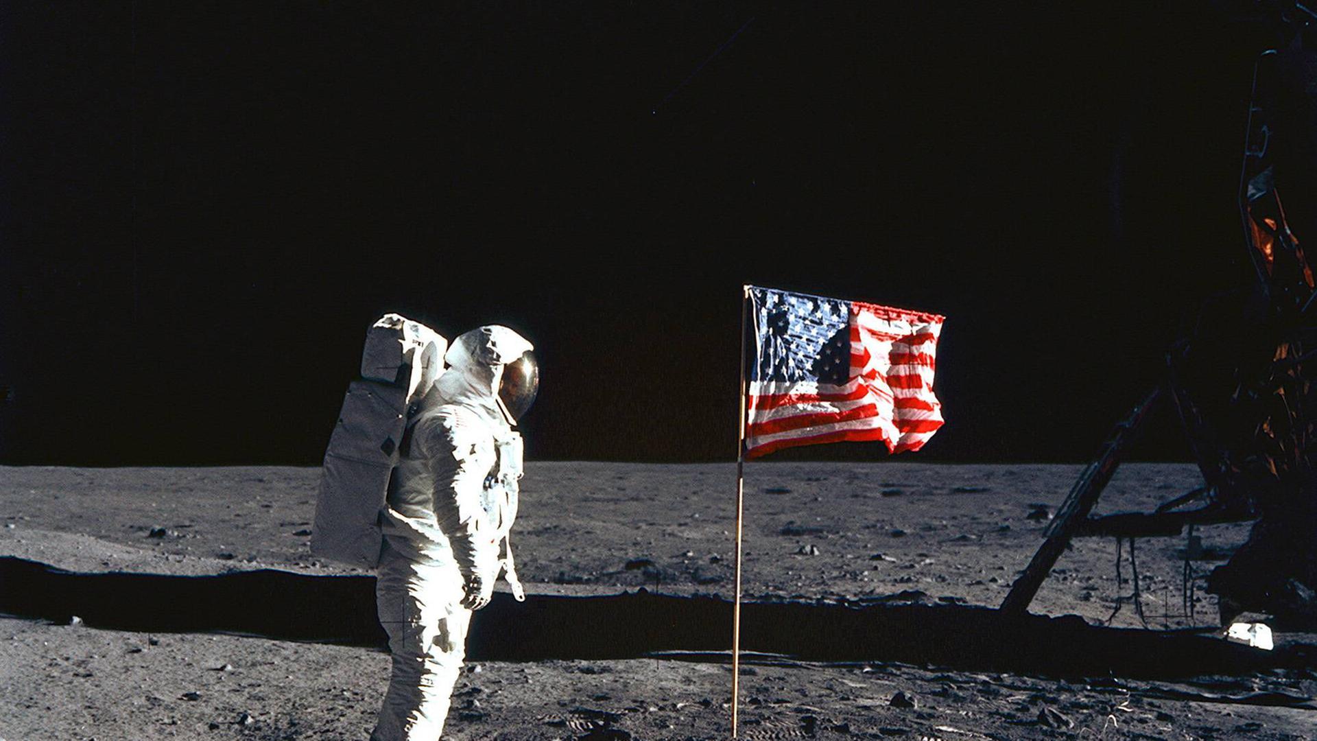 Astronaut Buzz Edwin Eugene Aldrin (USA) neben der amerikanischen Fahne auf dem Mond während der Mission Apollo 11. Astronaut Buzz Edwin Eugene Aldrin (USA) neben der amerikanischen Fahne auf dem Mond während der Mission Apollo 11.