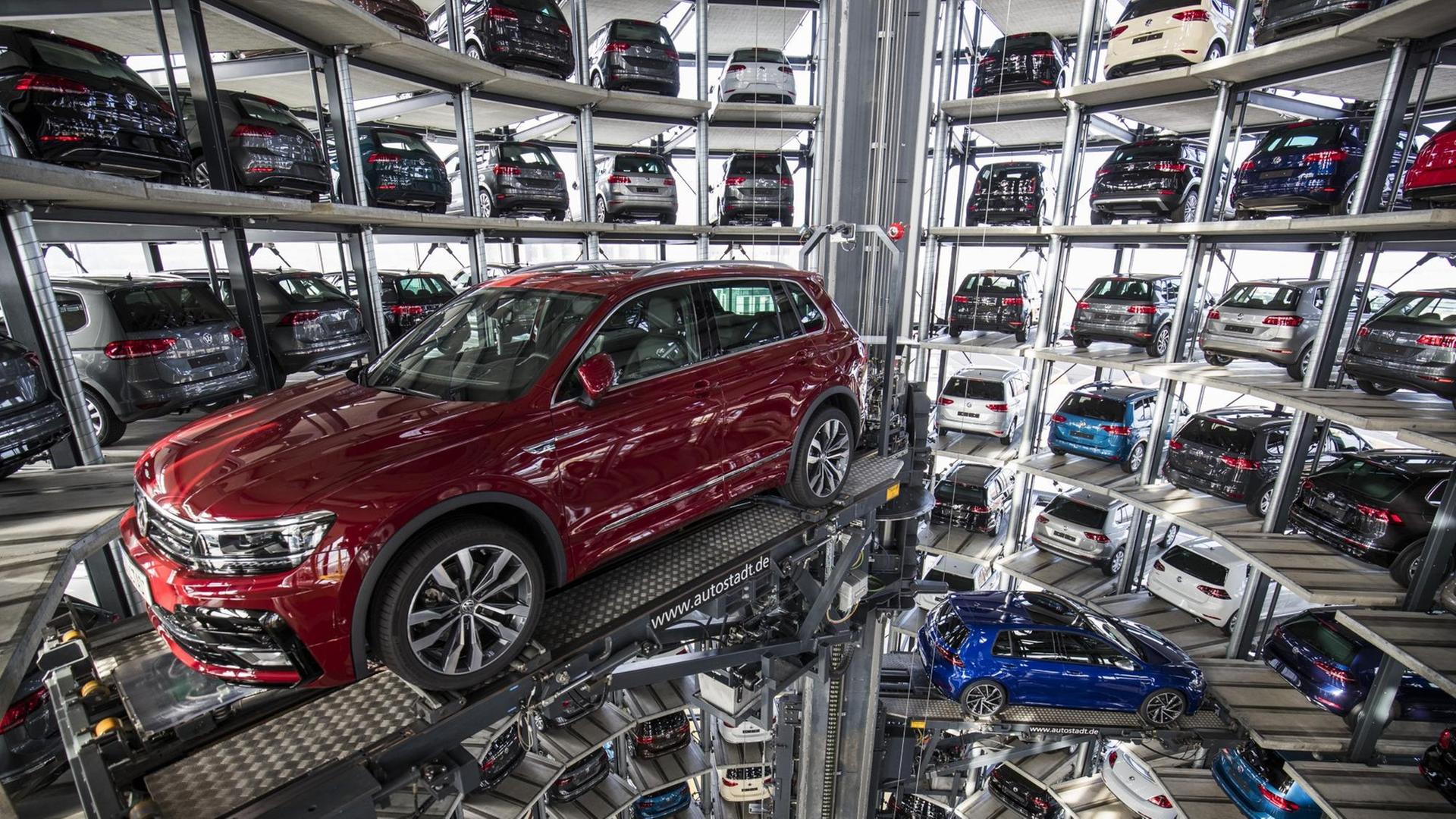 Autoturm im Hauptgeschäftssitz von Volkswagen in Wolfsburg Autoturm im Hauptgeschäftssitz von Volkswagen in Wolfsburg