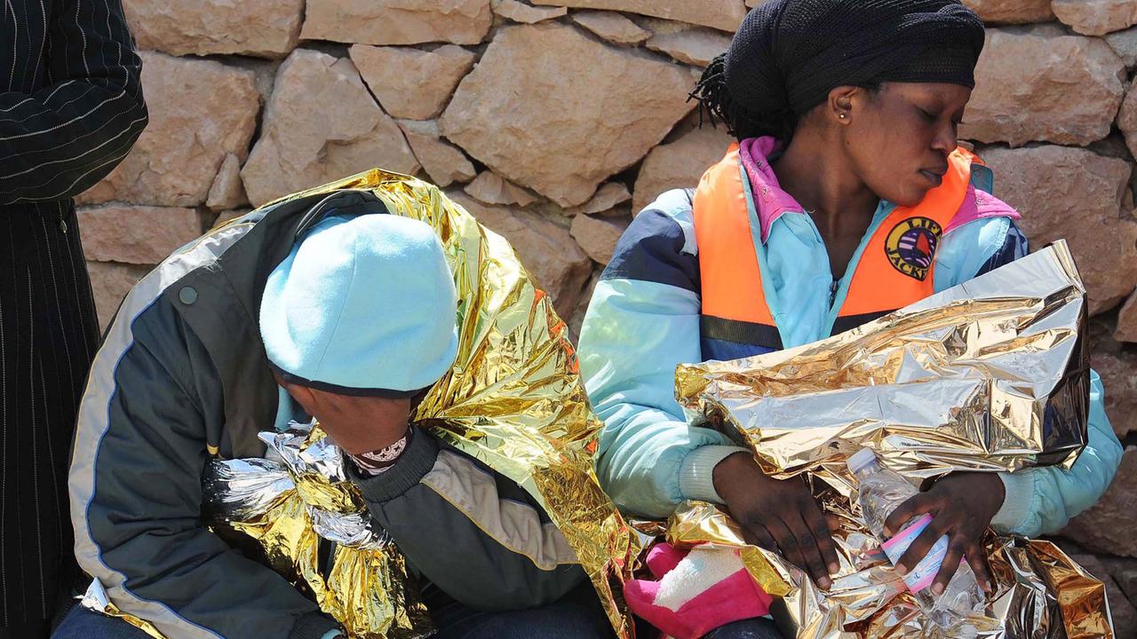 Bootsflüchtlinge aus Afrika bei ihrer Ankunft auf der italienischen Insel Lampedusa