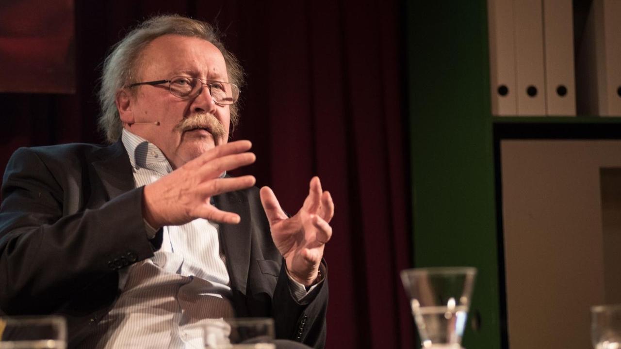 Sloterdijk im Roten Salon der Volksbühne. Sloterdijk im Roten Salon der Volksbühne.