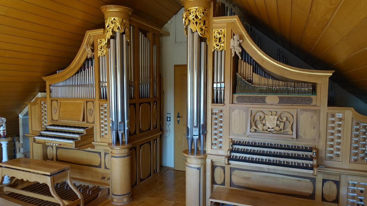 In einem etwa 40 Quadratmeter großen Zimmer stehen zwei Orgelgehäuse, es ist die Hausorgel von Hans-Joachim Stenger.