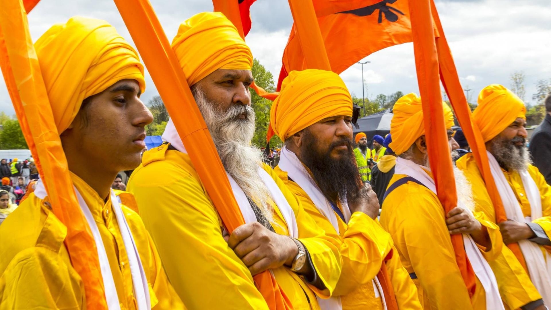 Prozession der Sikh Gemeinde in Essen. Die Nagar Kirtan genannten Prozession, die weltweit begangen wird, folgten über 1000 Mitglieder der Sikhs aus ganz Deutschland.