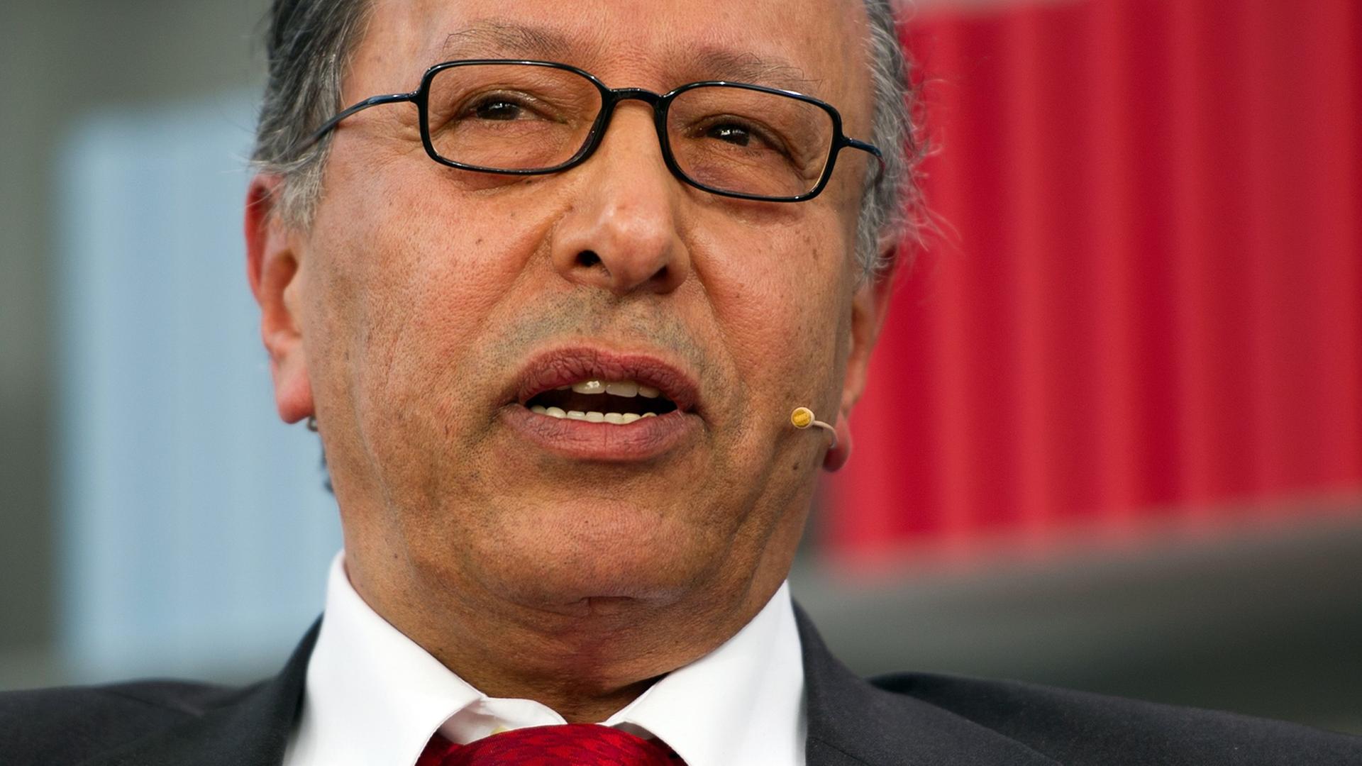 Der palästinensische Politiker und Schriftsteller Abdallah Frangi spricht am Samstag (17.03.2012) auf der Buchmesse in Leipzig. Der palästinensische Politiker und Schriftsteller Abdallah Frangi spricht am Samstag (17.03.2012) auf der Buchmesse in Leipzig.