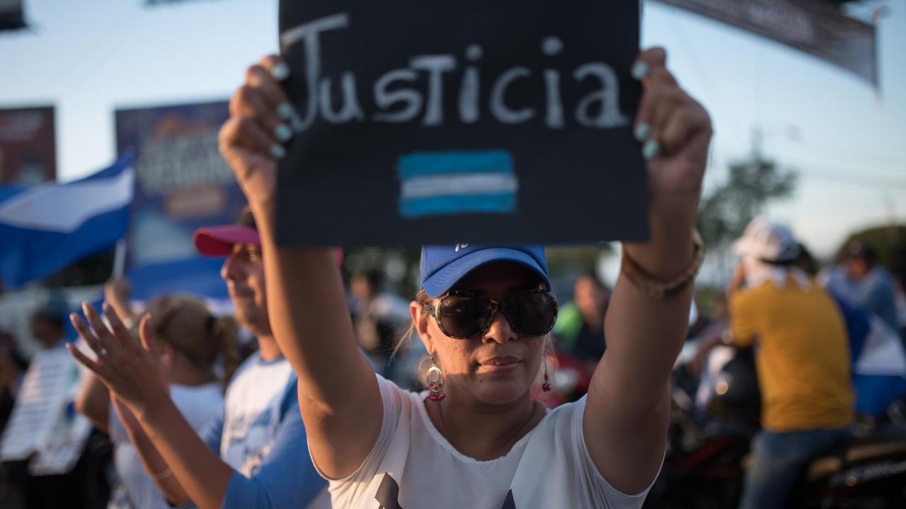 "Gerechtigkeit", fordert eine Demonstrantin auf einem kleinen Plakat am 1. Juni 2018 in Managua, Nicaragua. "Gerechtigkeit", fordert eine Demonstrantin auf einem kleinen Plakat am 1. Juni 2018 in Managua, Nicaragua.