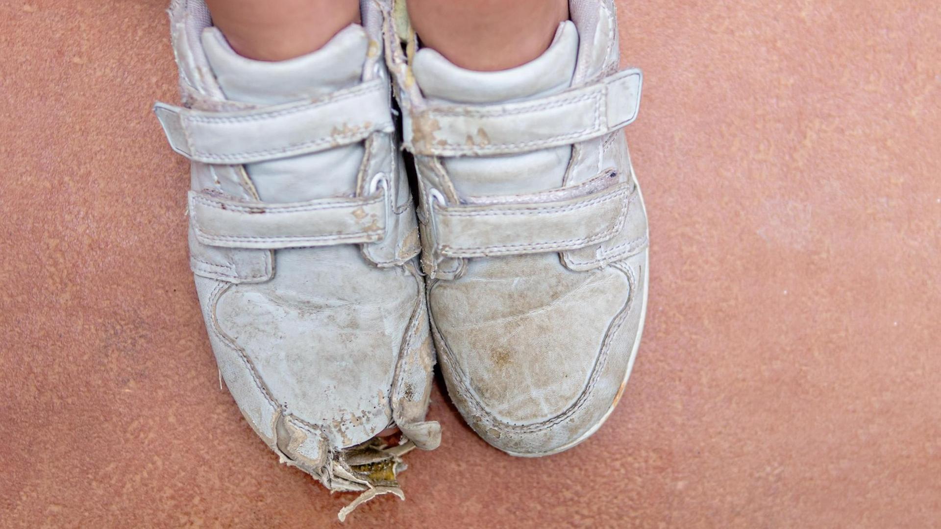 Füsse in ramponierten Sportschuhen Füsse in ramponierten Sportschuhen