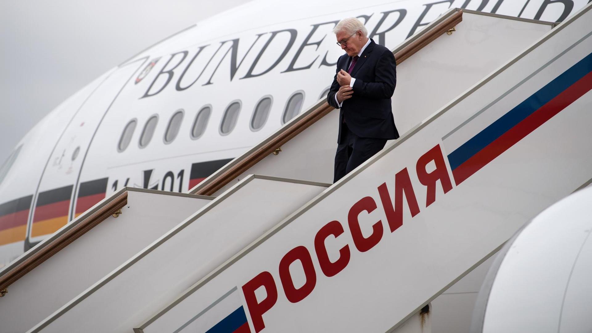Bundespräsident Frank-Walter Steinmeier kommt am 25.10.2017 auf dem Flughafen in Moskau (Russland) an. Steinmeier wird bei seinem eintägigen Arbeitsbesuch in der Russischen Föderation unter anderem Präsident Putin und Menschenrechtler treffen.