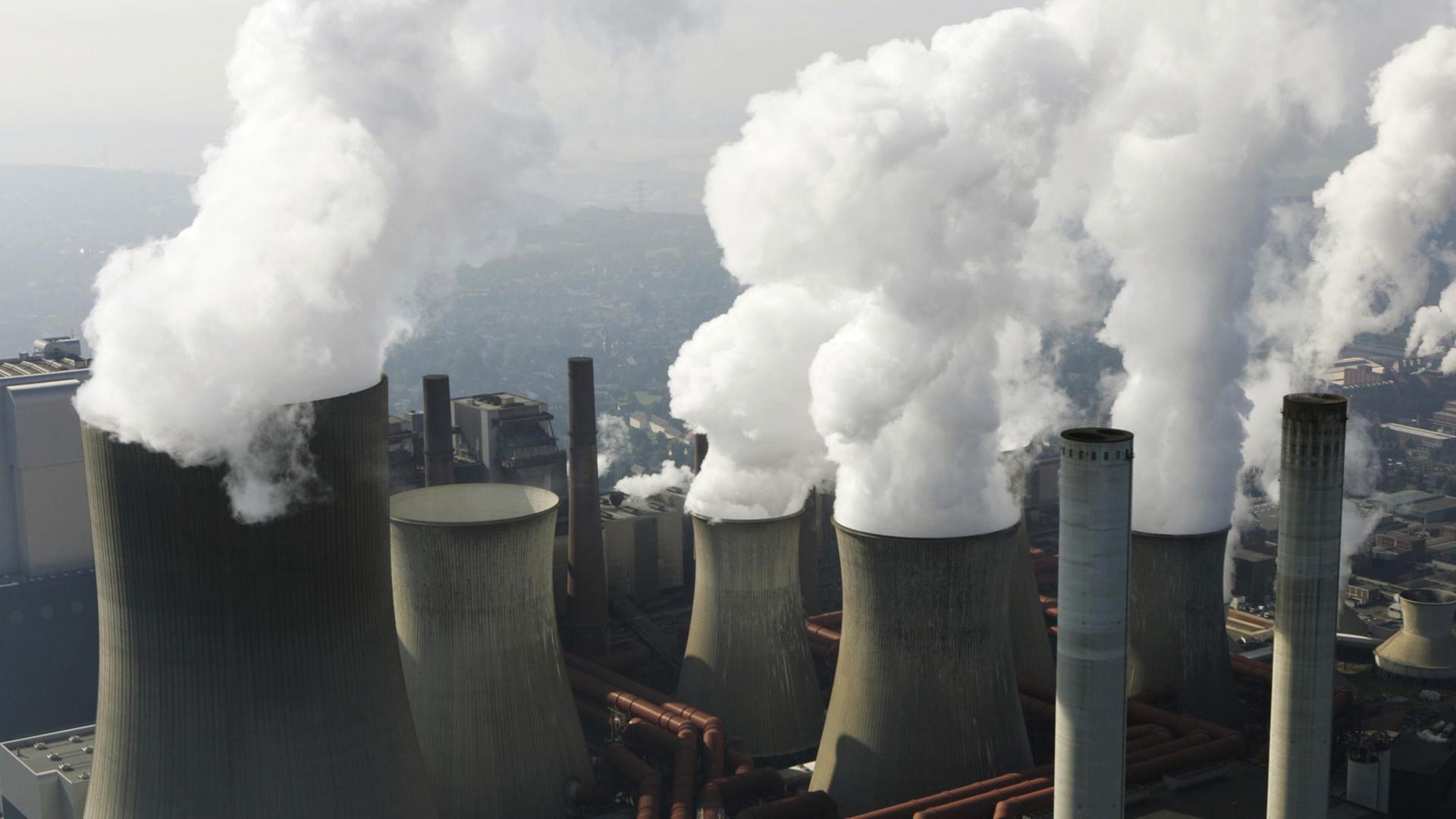 Das Klimaschutzgesetz soll den CO2-Ausstoß drastisch reduzieren. Das Klimaschutzgesetz soll den CO2-Ausstoß drastisch reduzieren.