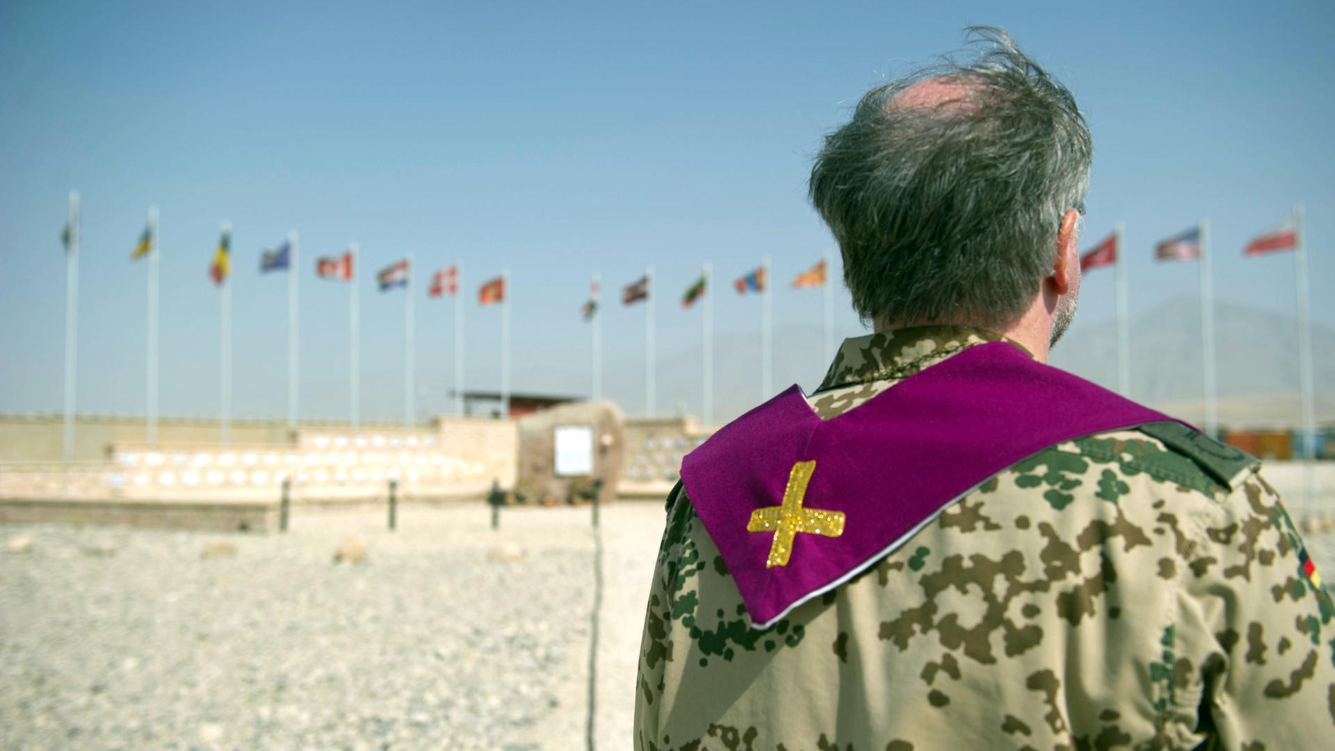 Ein Militärpfarrer steht vor dem Ehrenhain im Camp Marmal in Masar-i-Scharif in Afghanistan. (aufgenommen 2013) Ein Militärpfarrer steht vor dem Ehrenhain im Camp Marmal in Masar-i-Scharif in Afghanistan. (aufgenommen 2013)