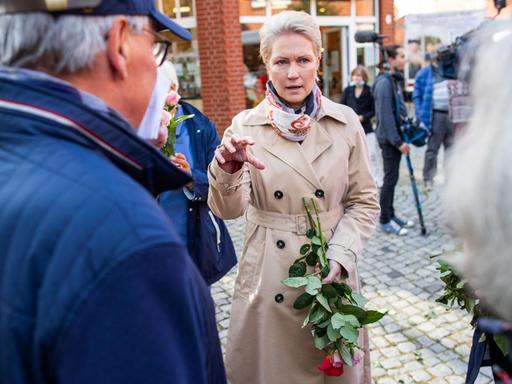 Manuela Schwesig (SPD), die Ministerpräsidentin von Mecklenburg-Vorpommern und SPD-Spitzenkandidatin für die Landtagswahlen, spricht bei einem Wahlkampftermin auf dem Wochenmarkt mit Bürgern.