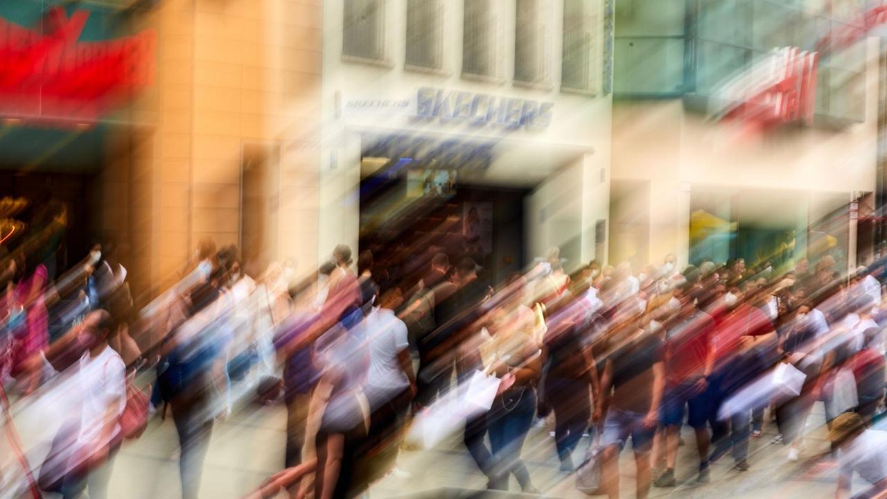 In der Münchner Innenstadt sind viele Menschen unterwegs. Das Bild ist verwischt, so das keine konkreten Personen erkennbar sind, die Szenerie aber schon. In der Münchner Innenstadt sind viele Menschen unterwegs. Das Bild ist verwischt, so das keine konkreten Personen erkennbar sind, die Szenerie aber schon.